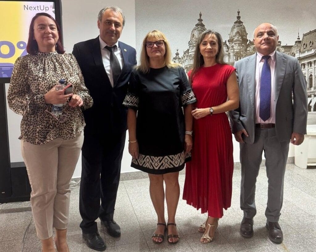 Robert Aurelian Șova și Liliana Ionescu-Feleagă, alături de alți participanți, la evenimentul Ziua Națională a Contabilului Român din 11 iulie 2025